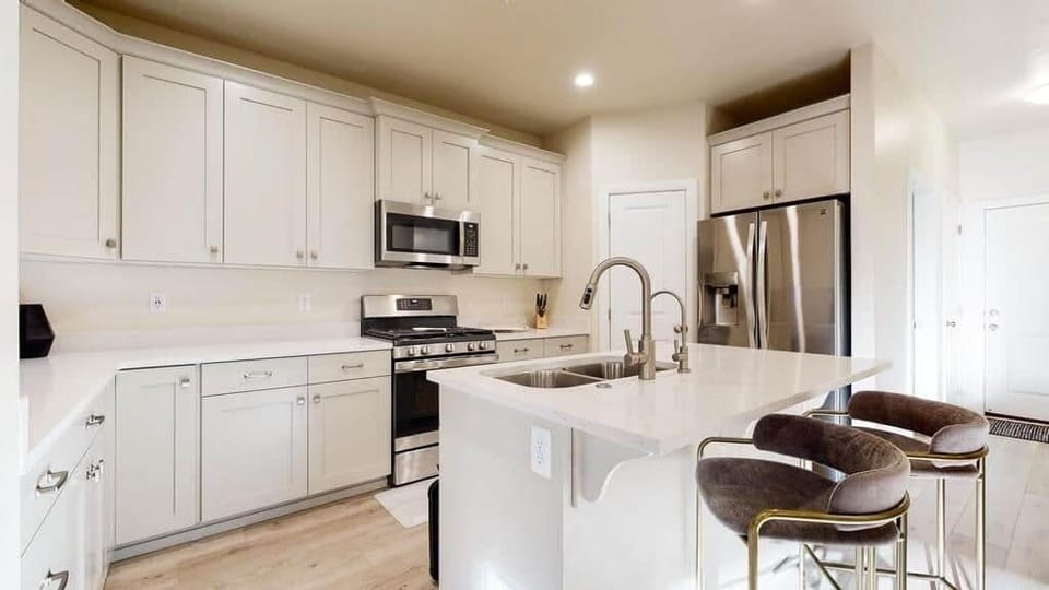 Townhome, 3 Bedrooms | Private kitchen | Fridge, oven, coffee/tea maker, toaster