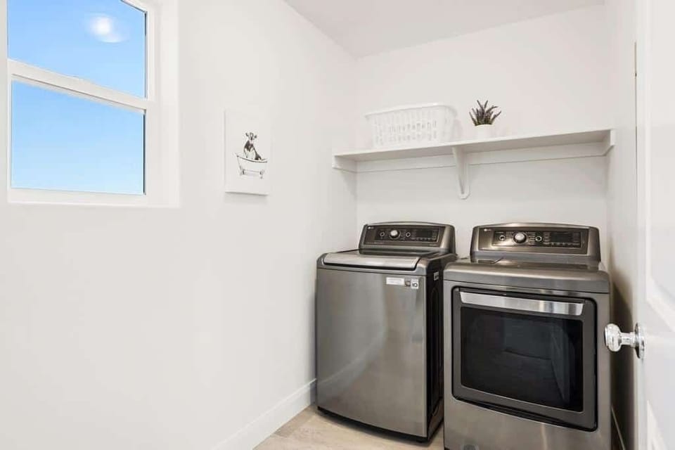 House, 5 Bedrooms | Laundry