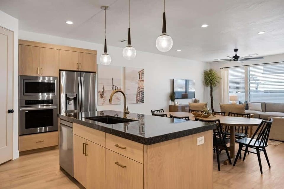 Townhome, 4 Bedrooms | Private kitchen | Fridge, oven, coffee/tea maker, toaster
