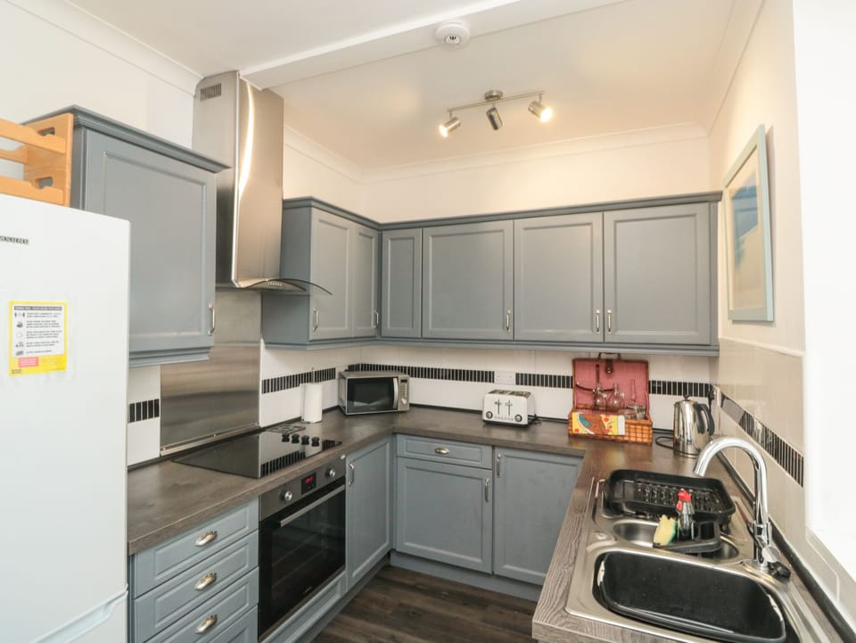 Cottage | Private kitchen | Fridge, dishwasher, electric kettle, toaster