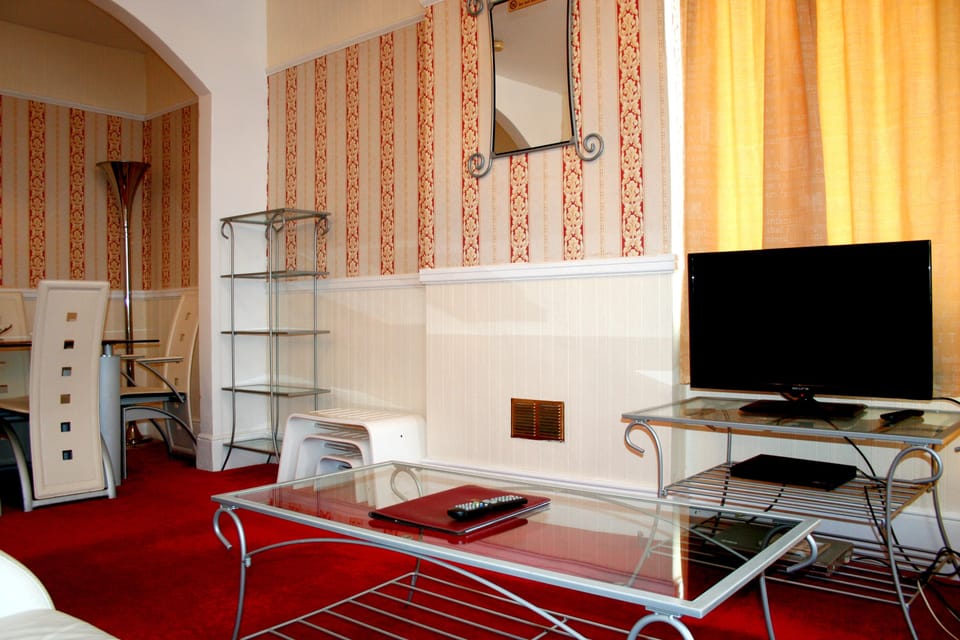 ILFRACOMBE HOUSE HOTEL - Near Cliffs Pavilion Bed and Breakfast in Southend-on-Sea