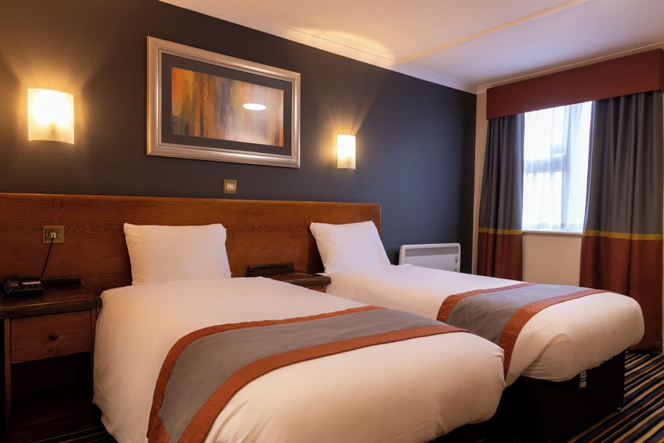 Twin Room | Desk, iron/ironing board, free WiFi, bed sheets