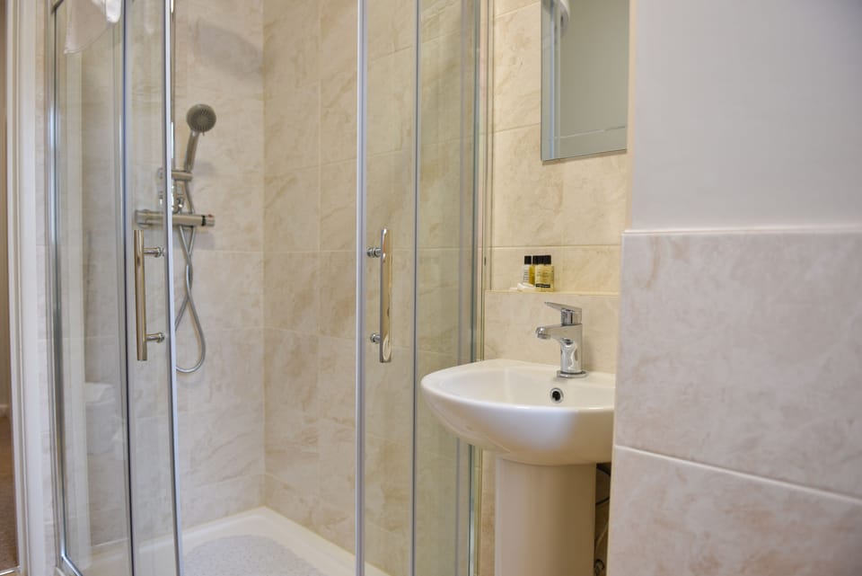 Apartment | Bathroom | Combined shower/tub, free toiletries, hair dryer, towels