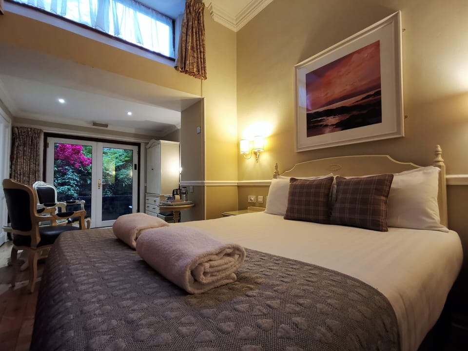 In-room safe, desk, laptop workspace, soundproofing