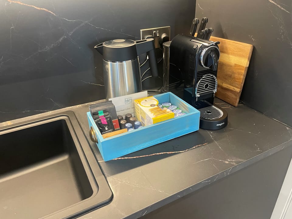 Deluxe Apartment | Egyptian cotton sheets, in-room safe, individually decorated, desk