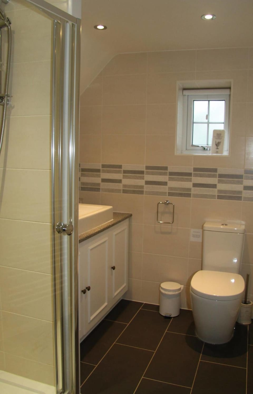 Double Room, Ensuite | Bathroom | Free toiletries, hair dryer, towels, soap