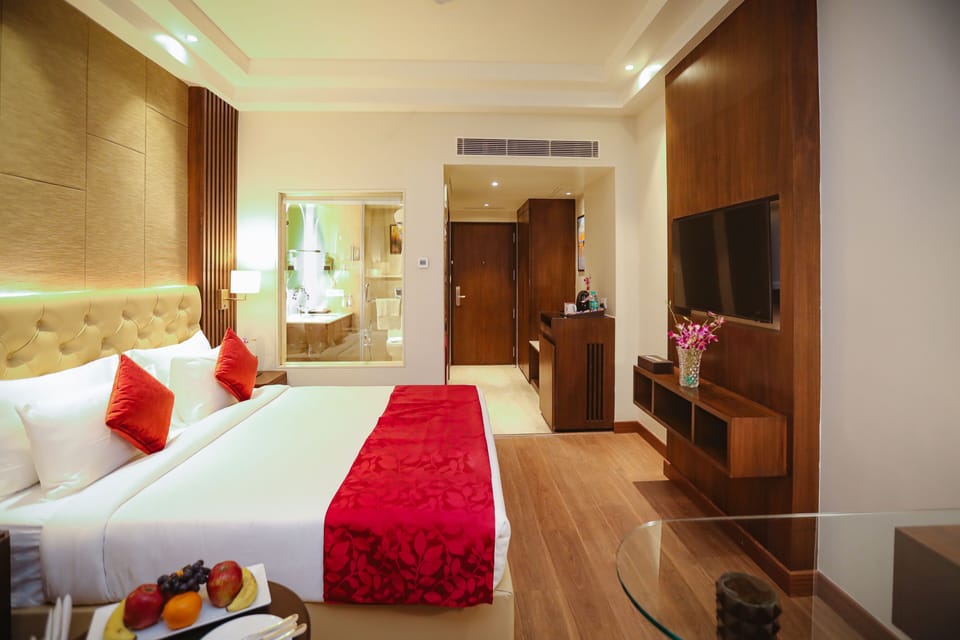 Executive Double Room with City View | Minibar, in-room safe, blackout drapes, iron/ironing board