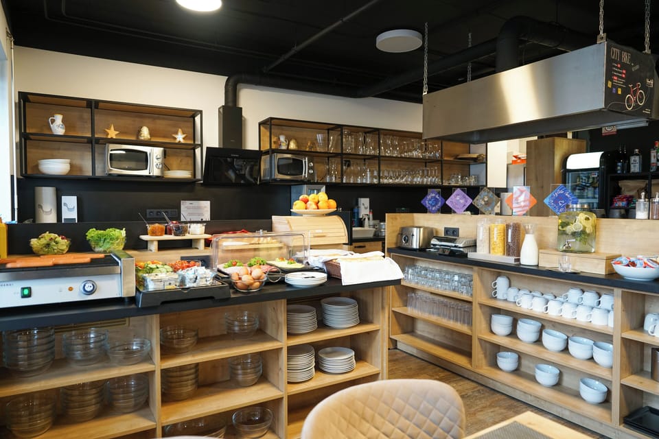 Full-size fridge, microwave, oven, stovetop