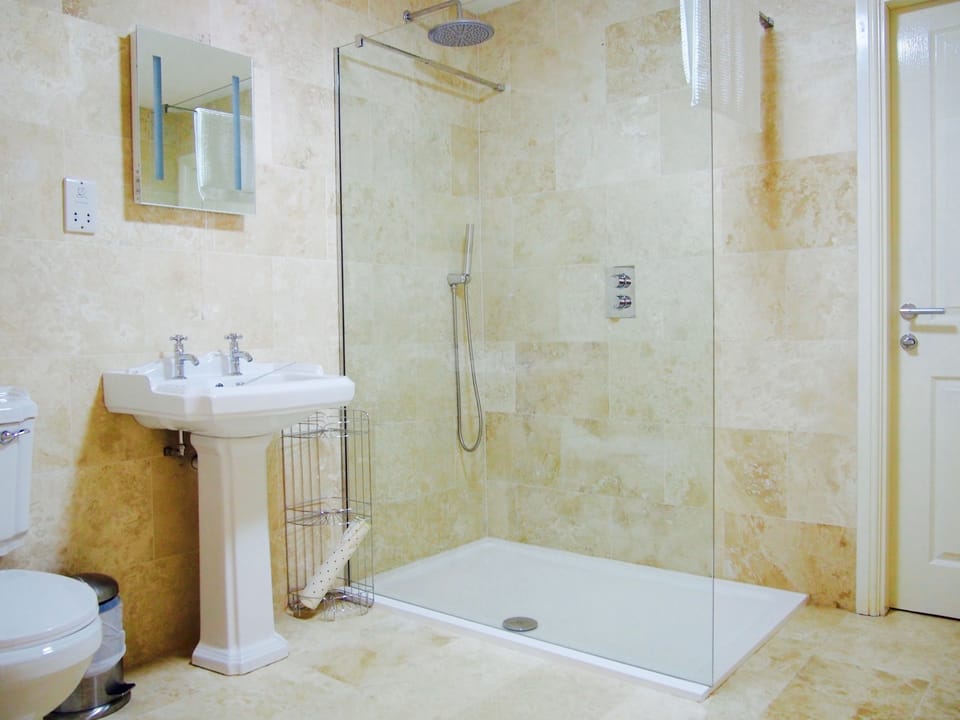 Deluxe Suite, Annex Building | Bathroom | Hair dryer, towels
