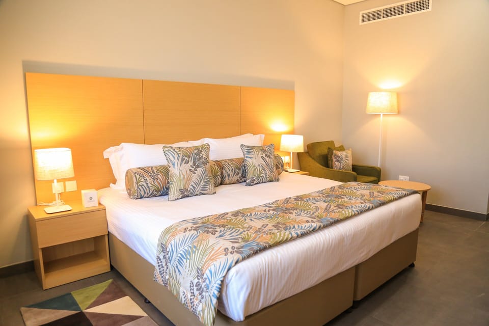 Classic Room, 1 King Bed, Non Smoking, Air conditioning | Premium bedding, minibar, in-room safe, desk