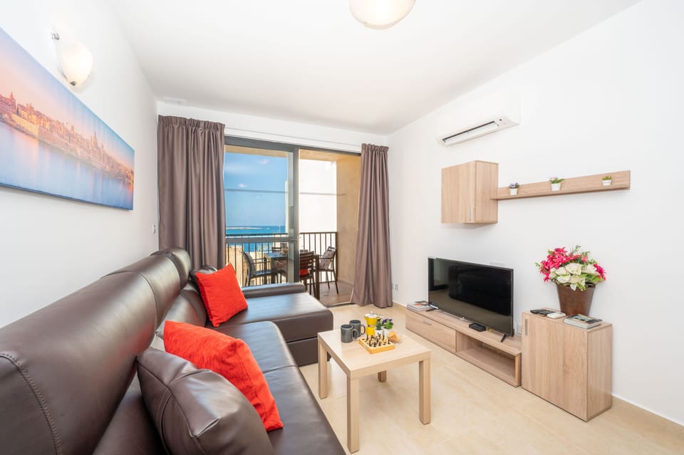 Standard Apartment, 1 Bedroom | Living area | 43-inch TV with satellite channels