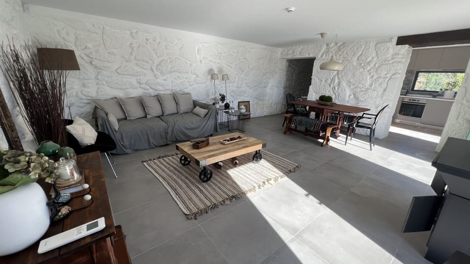 Panoramic House | Living area | 44-inch Smart TV with cable channels, TV, Netflix