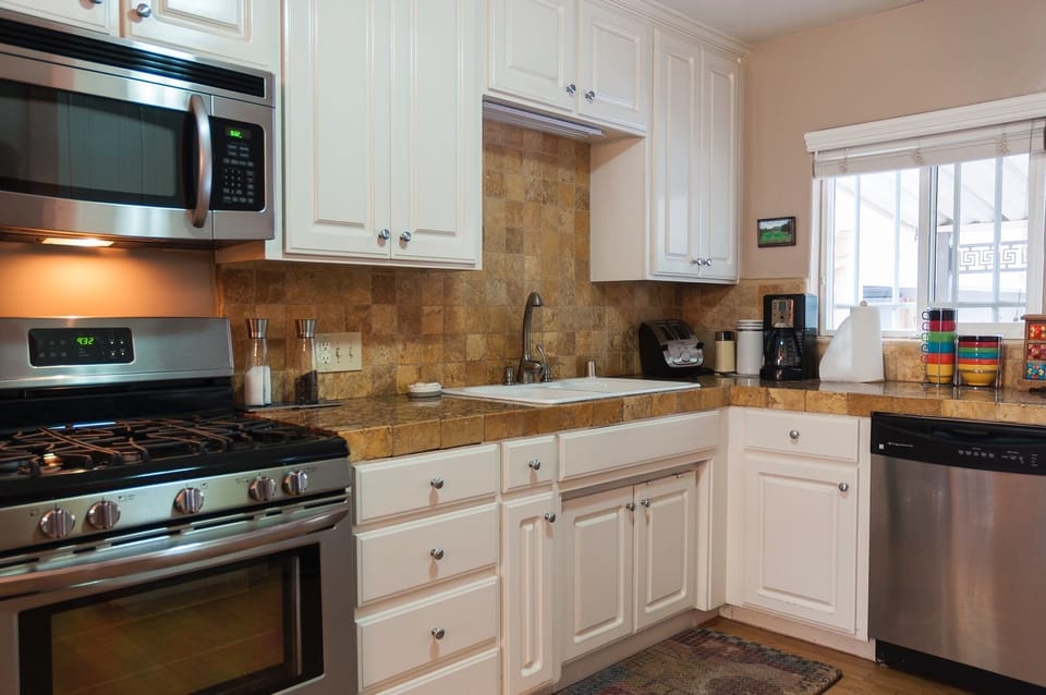 Full-size fridge, microwave, oven, stovetop