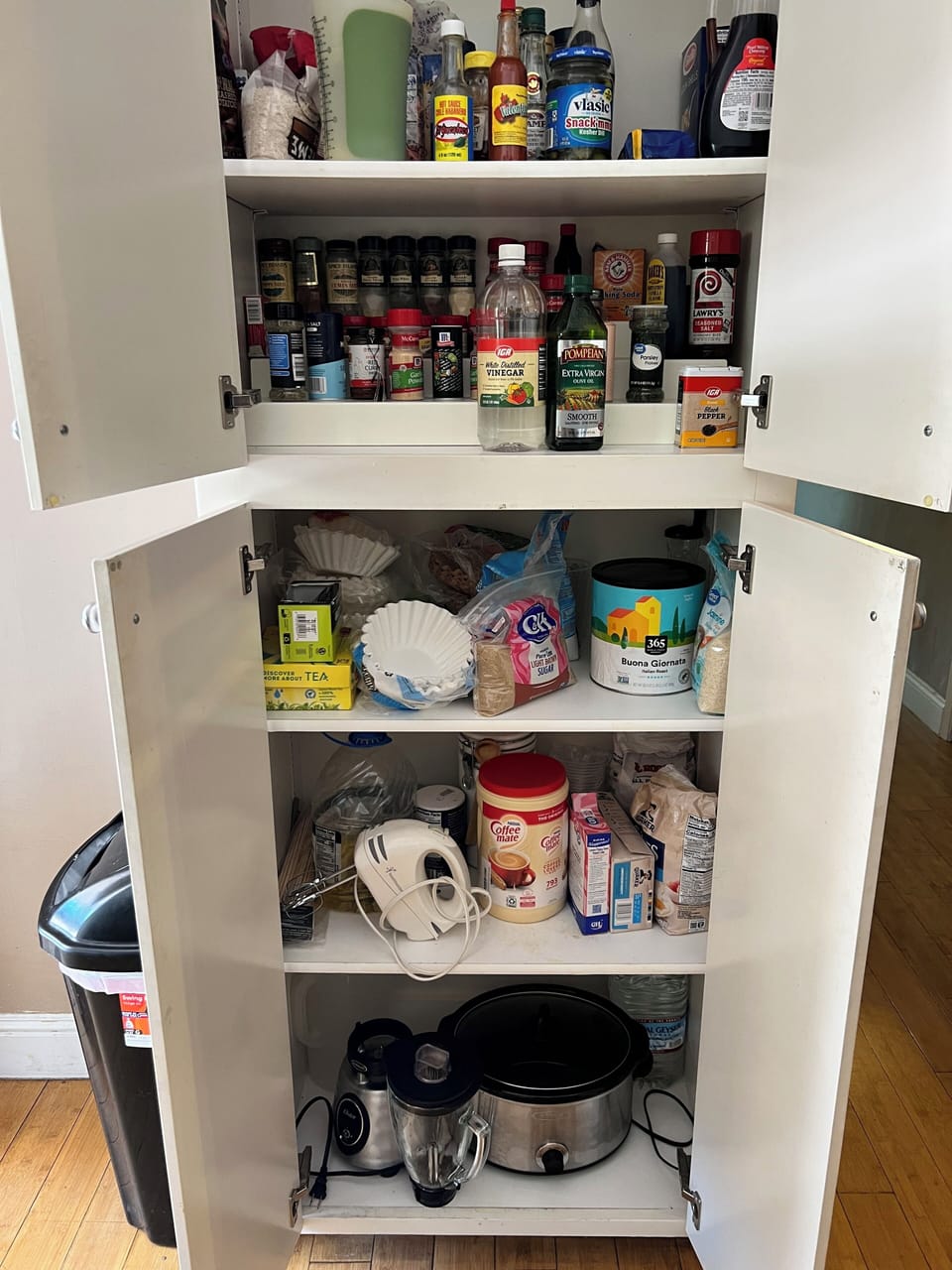 Full-size fridge, microwave, oven, stovetop