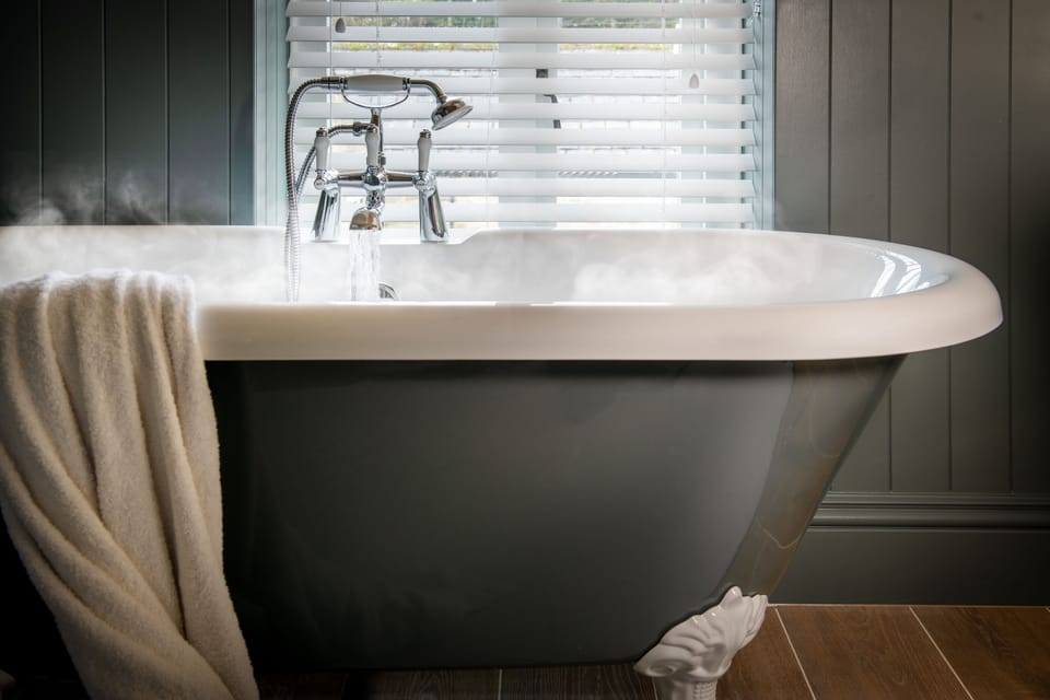 Manor House Feature Room | Bathroom | Shower, free toiletries, hair dryer, towels