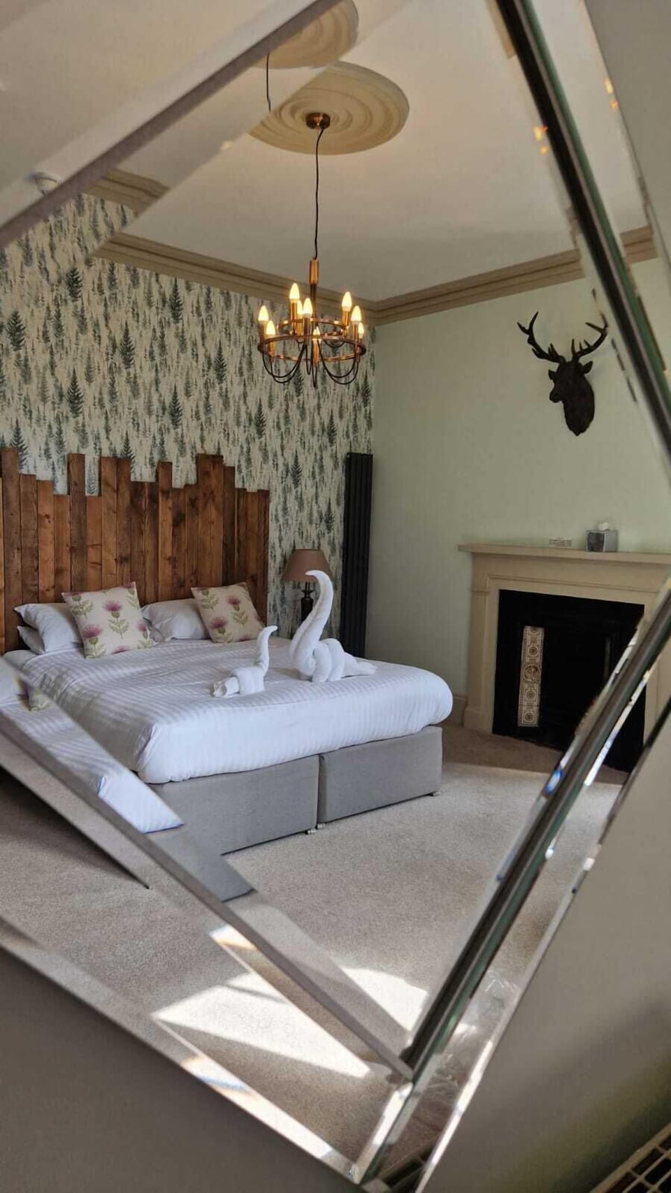 Deluxe Suite | Individually decorated, iron/ironing board, free WiFi, bed sheets