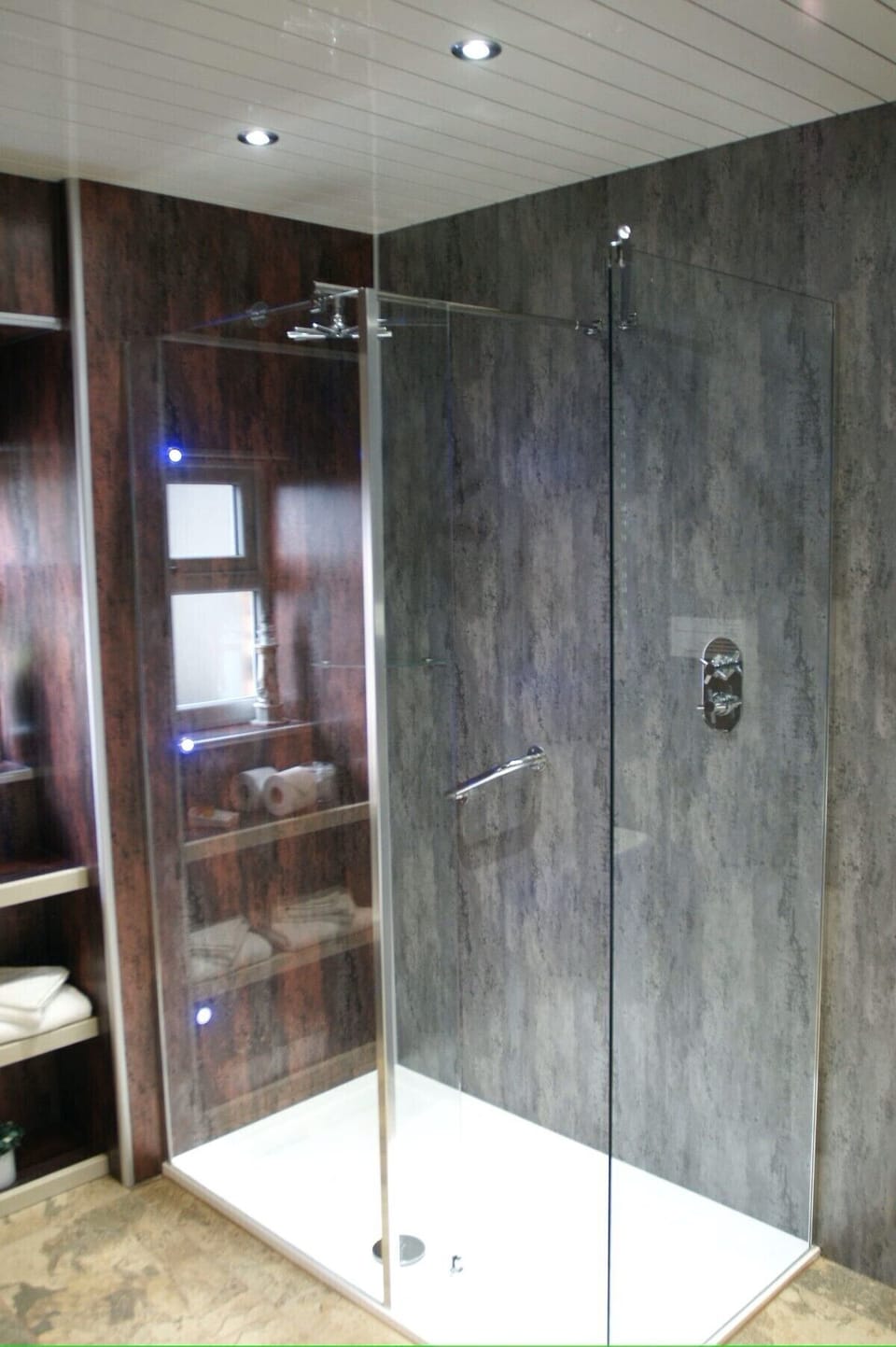 Deluxe Suite, Ensuite, Garden View (1 Ground Level) | Bathroom | Free toiletries, hair dryer, towels