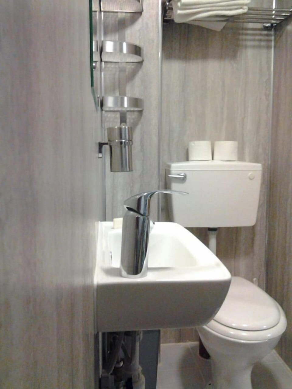 Family Room, Multiple Beds, Private Bathroom, Courtyard View | Bathroom | Free toiletries, hair dryer (on request), towels, soap