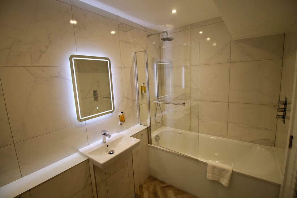 Townhouse Group Suites | Bathroom | Shower, designer toiletries, hair dryer, towels