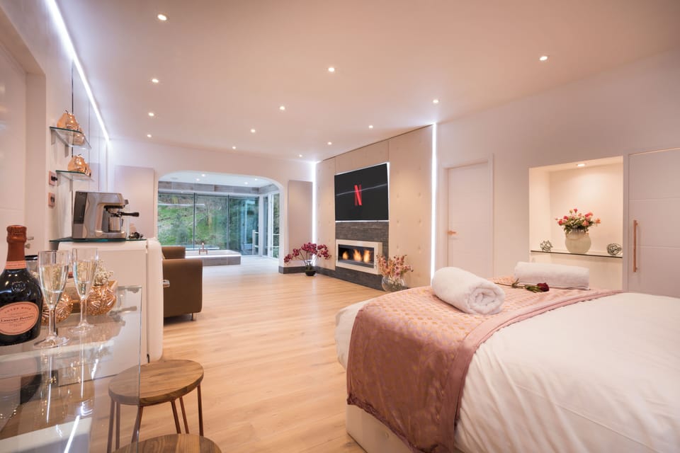 The Rose Gold Suite | Iron/ironing board, free WiFi, bed sheets
