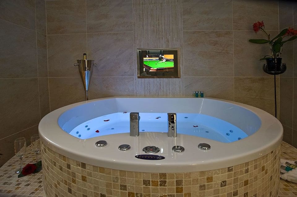 Cabin (The Love Nest) | Jetted tub
