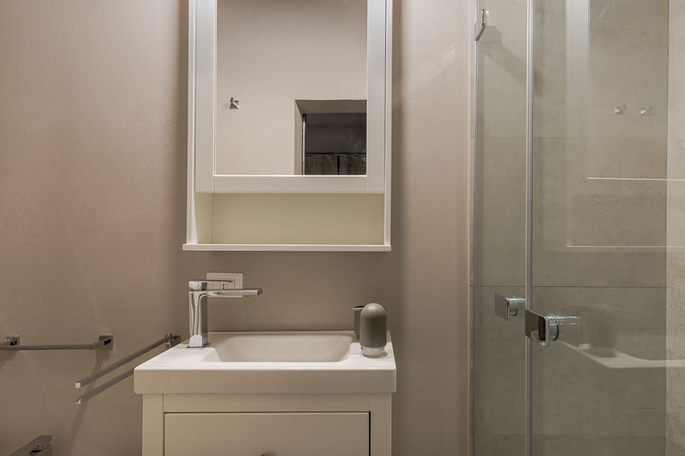City Studio | Bathroom | Shower, rainfall showerhead, hair dryer, bidet