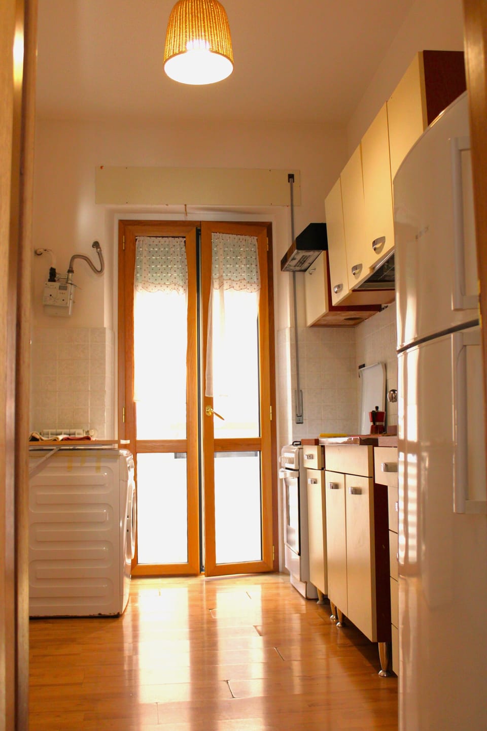 Full-size fridge, oven, dishwasher, cookware/dishes/utensils