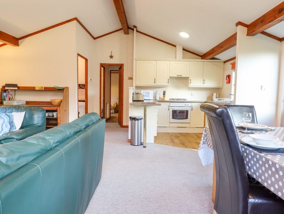 Cottage | Private kitchen | Fridge, dishwasher, electric kettle, toaster