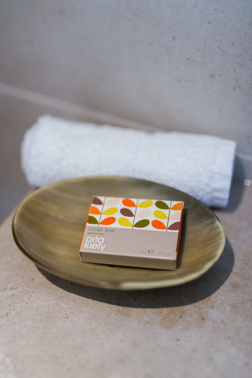 Combined shower/tub, free toiletries, hair dryer, towels