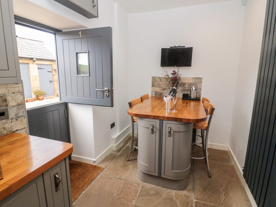 Cottage | Private kitchen | Fridge, dishwasher, electric kettle, toaster
