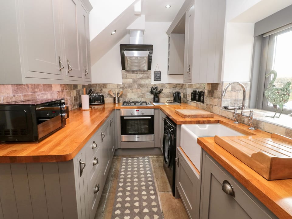 Cottage | Private kitchen | Fridge, dishwasher, electric kettle, toaster