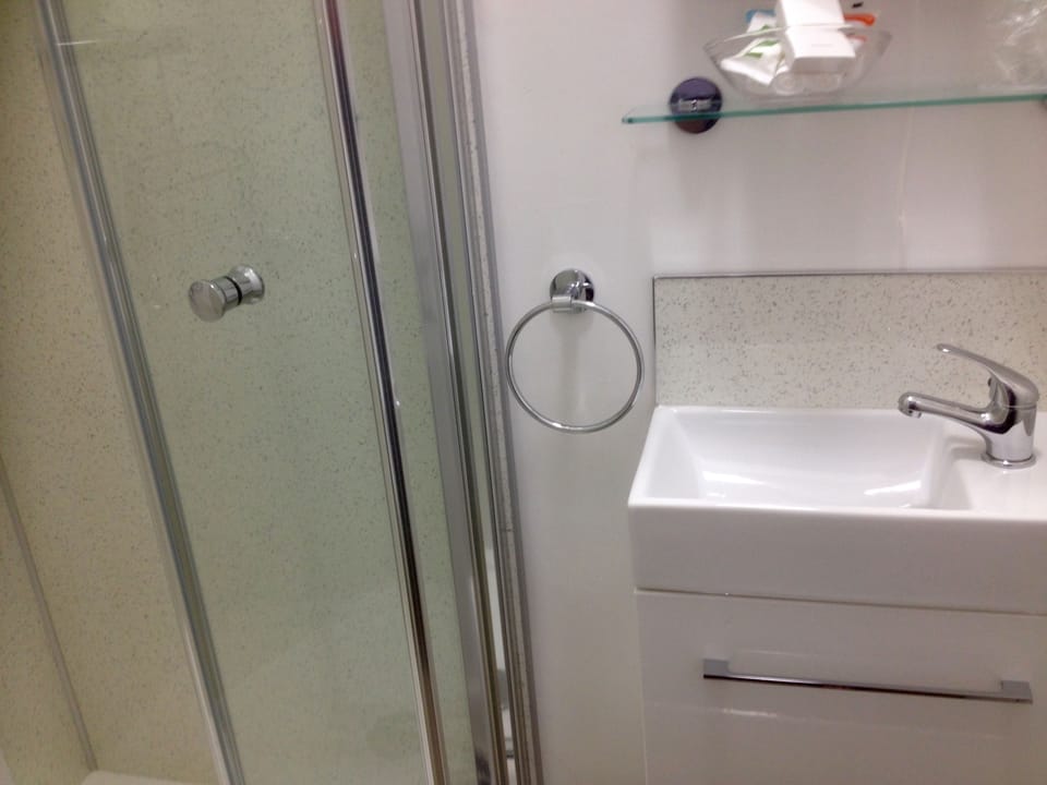 Single Room, 1 Twin Bed | Bathroom | Free toiletries, hair dryer, towels, soap