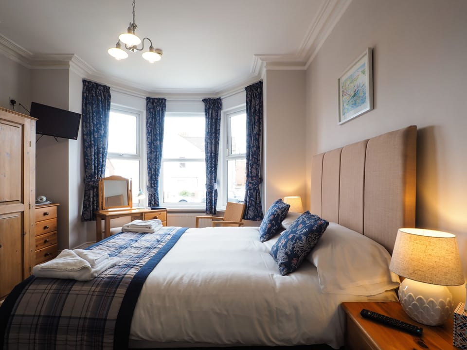 Double Room, 1 King Bed | Blackout drapes, iron/ironing board, free WiFi