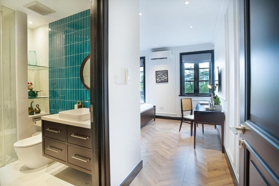 Luxury Twin Room | Bathroom | Shower, hydromassage showerhead, free toiletries, hair dryer