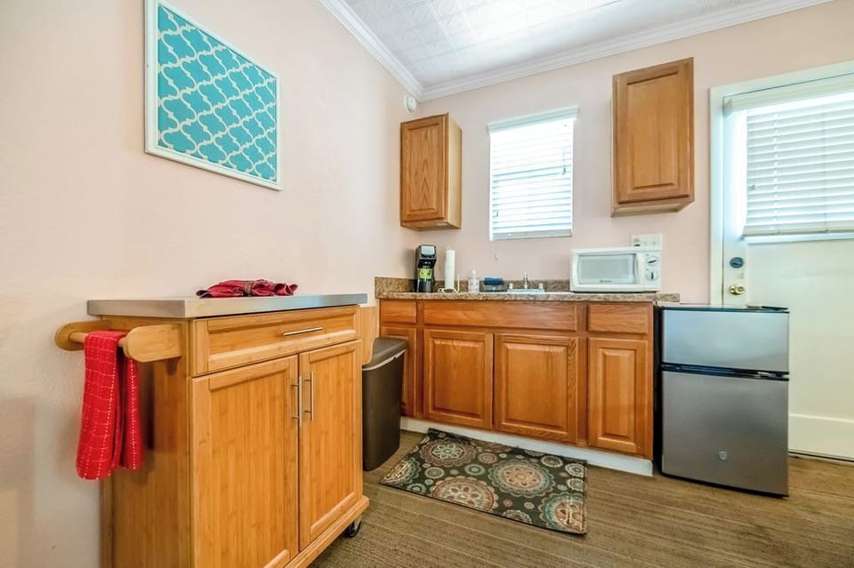 Studio | Private kitchenette | Mini-fridge, microwave, coffee/tea maker, cookware/dishes/utensils