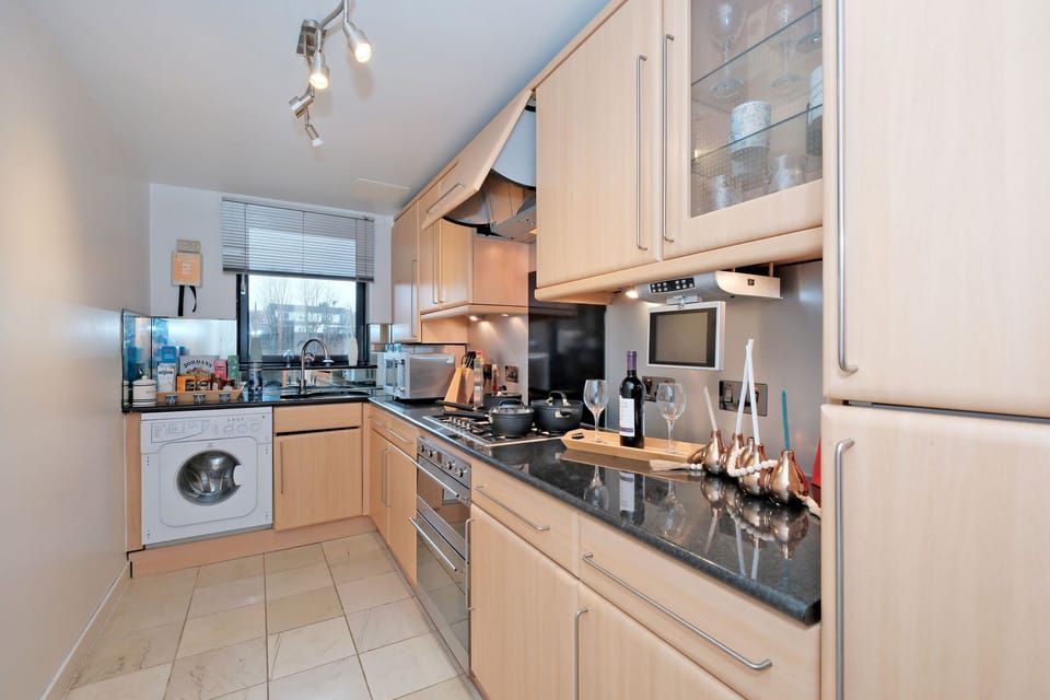 Apartment | Private kitchen | Fridge, microwave, oven, stovetop
