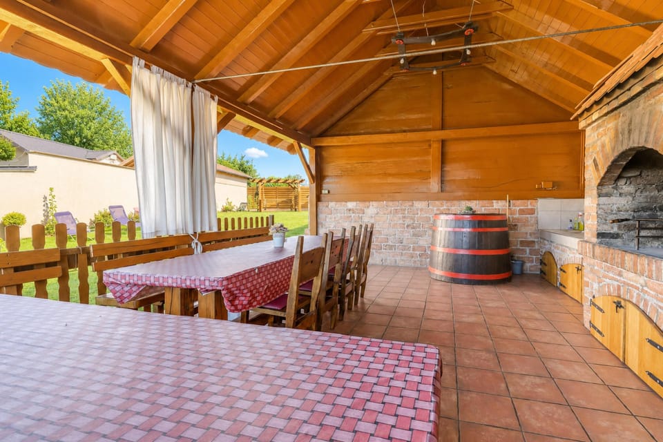 Family House, 4 Bedrooms, 2 Bathrooms, Mountainside (Rustic Cottage With Heated Pool) | Outdoor dining