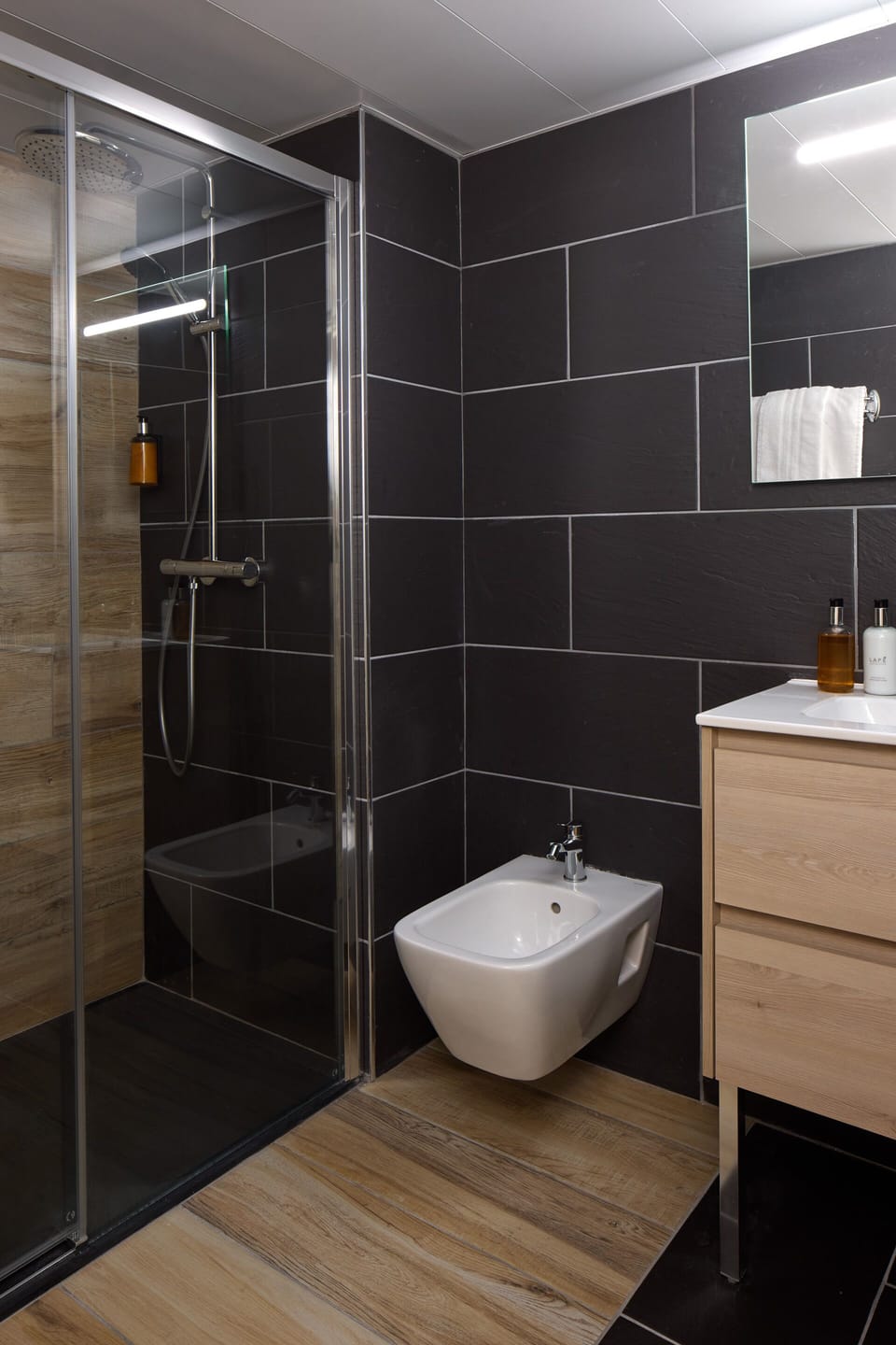 Comfort Triple Room (Comfort Triple Room) | Bathroom | Free toiletries, hair dryer, towels
