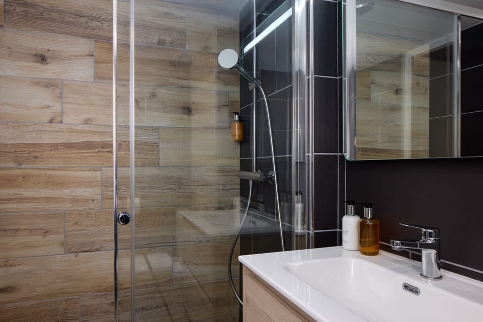 Comfort Single Room, Balcony | Bathroom | Free toiletries, hair dryer, towels