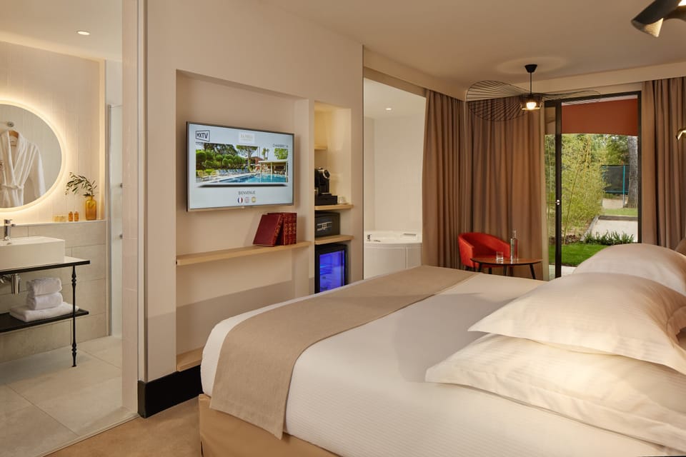 Mini Suite Jacuzzi | Egyptian cotton sheets, premium bedding, pillowtop beds, minibar
