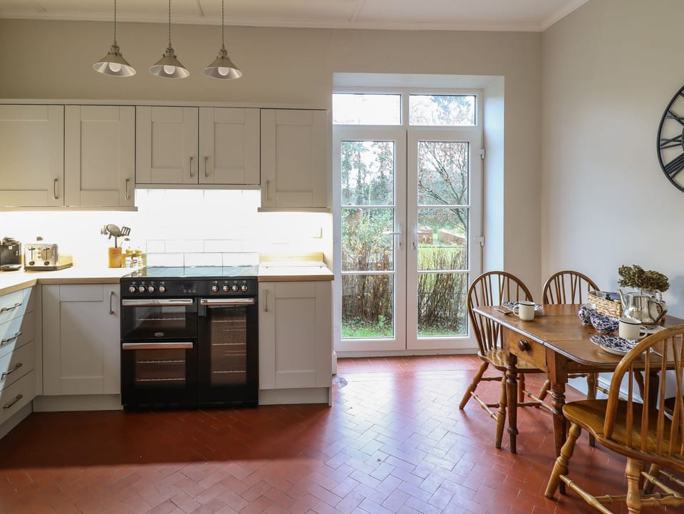 Cottage | Private kitchen | Fridge, dishwasher, electric kettle, toaster