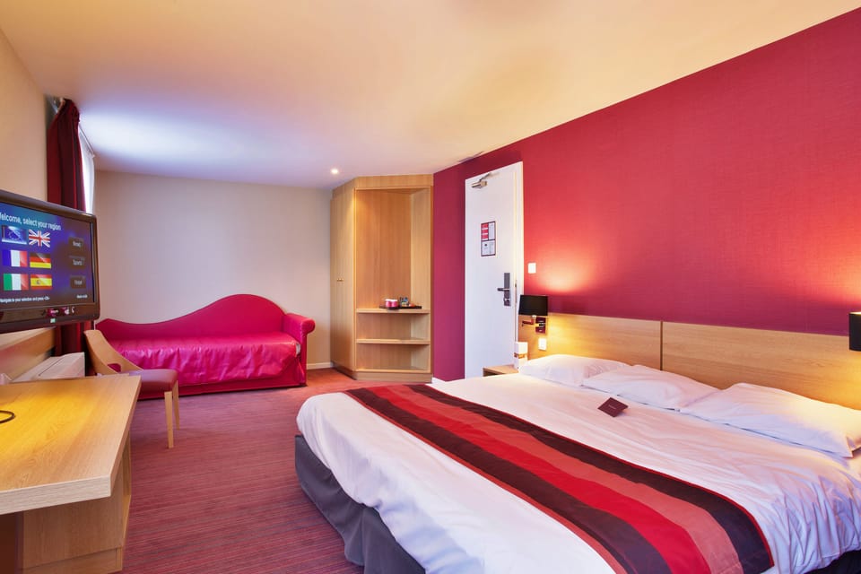 Premium bedding, desk, blackout drapes, soundproofing