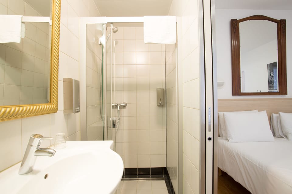 Standard Twin Room | Bathroom | Shower, free toiletries, hair dryer, towels