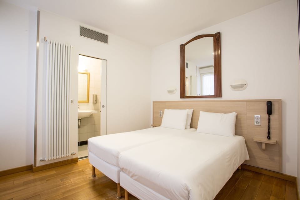Standard Twin Room | In-room safe, desk, blackout drapes, soundproofing