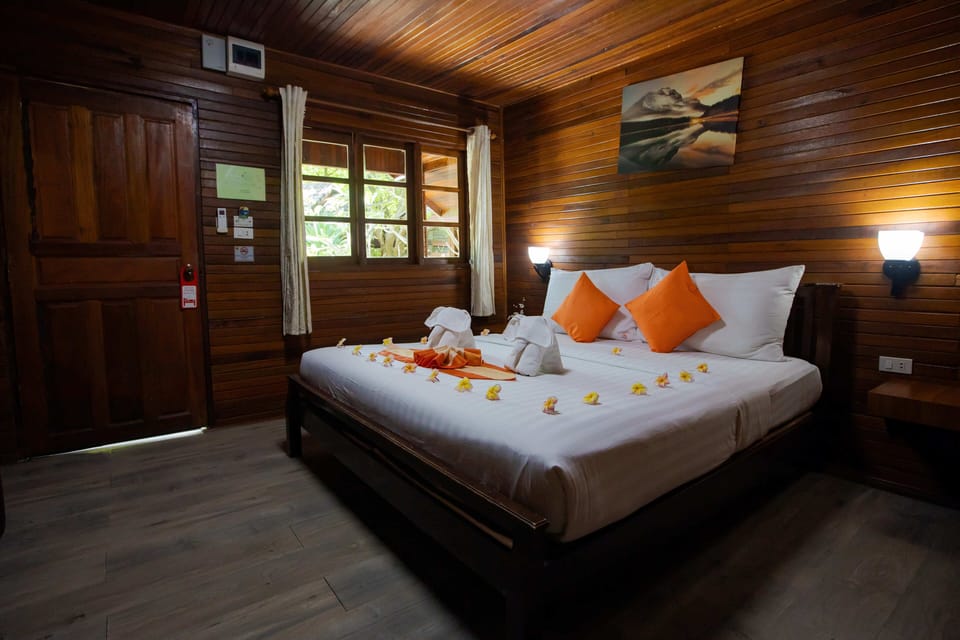 Beachside Double | WiFi (free), bed sheets