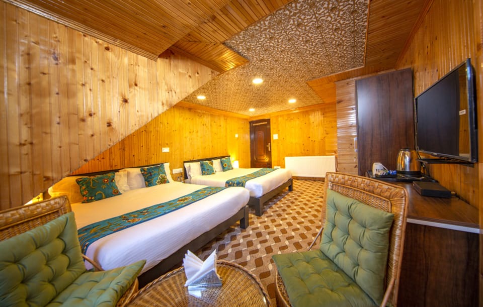 Family Room | Desk, WiFi (free), bed sheets