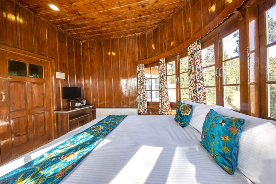Premium Room | Desk, WiFi (free), bed sheets