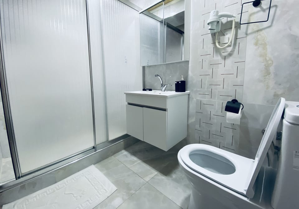 Shower, rainfall showerhead, free toiletries, hair dryer