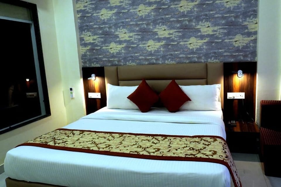 Deluxe Room | Premium bedding, pillowtop beds, individually decorated, desk