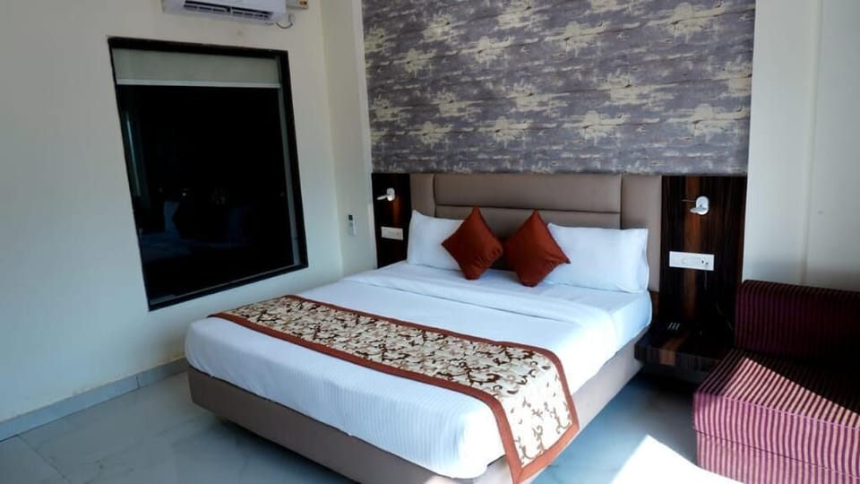 Deluxe Room | Premium bedding, pillowtop beds, individually decorated, desk
